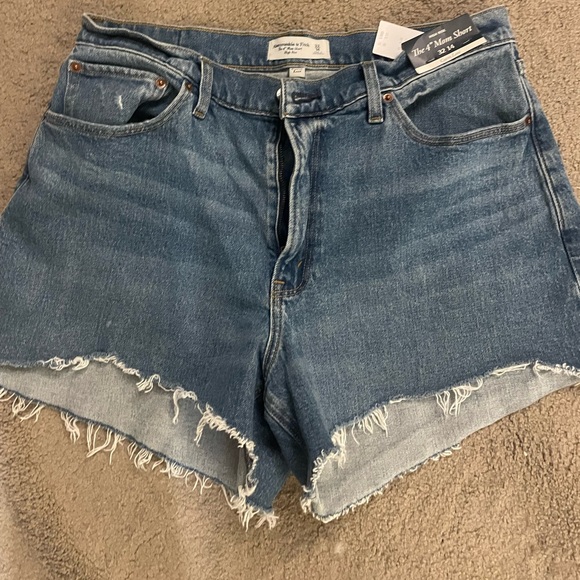 NWT Abercrombie & Fitch | 4” High Rise Mom Short | Curve Love - Picture 2 of 4